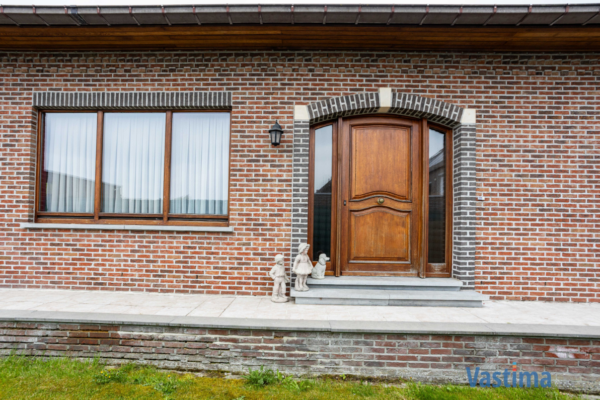 Immo Vastima - Huis Te koop Nieuwerkerken - Ruime halfopen bungalow met grote kelder, 3 slaapkamers en zonnige tuin